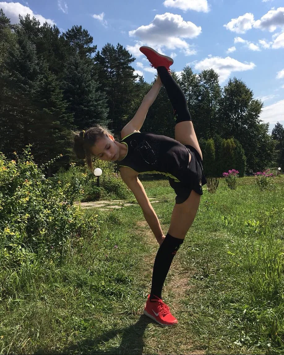 Маша на шпагате