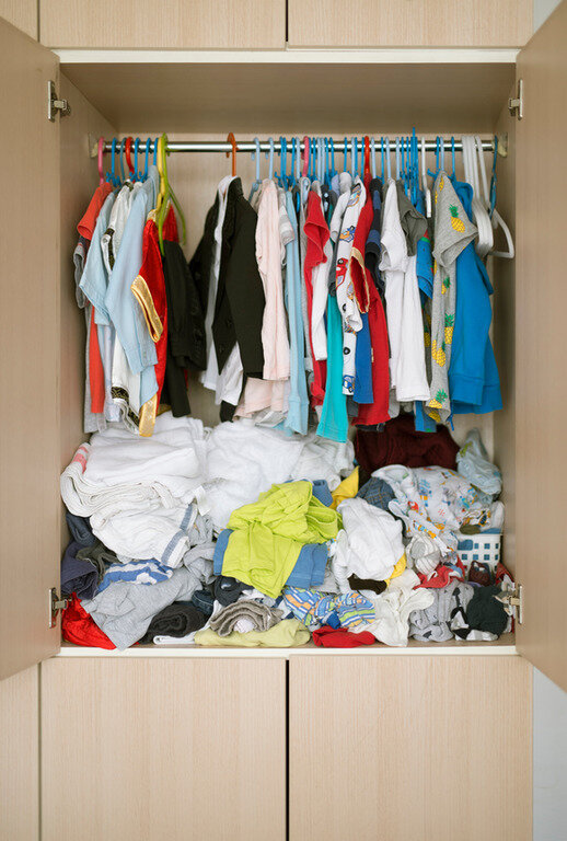 https://www.hotbeautyhealth.com/wp-content/uploads/2018/02/cluttered-closet.jpg