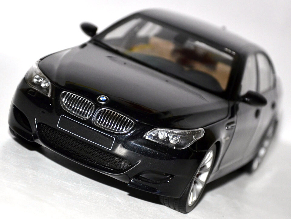 Модель: BMW M5 E60 1/18 от компании Kyosho #ky8593bk 