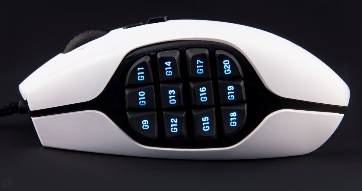 12 боковых клавиш, с изменяемой RGB подсветкой, с помощью софта можно выставить любой цвет, который пожелаете.