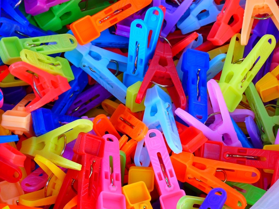 https://cdn.pixabay.com/photo/2012/04/26/21/33/clothespins-43231_960_720.jpg