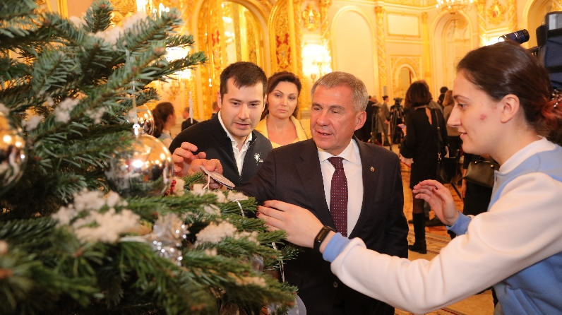 Рустам Минниханов у елки желаний