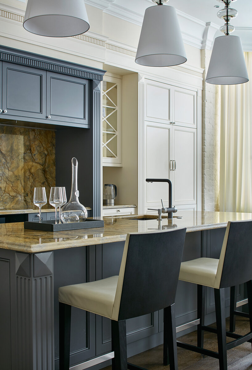 Барные стулья, Potocco.  Люстры, Barovier&Toso. Кухня изготовлена по эскизам авторов проекта компанией ATTRIBUTE