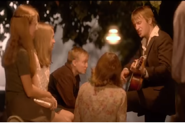 кадр из фильма, поют "Иволгу"