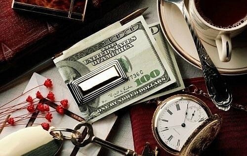 Каждый четвертый человек покупает товары и услуги в состоянии стресса и потом сожалеет об этом, говорится в исследовании американской компании Thriving Wallet (совместный проект Thrive Global и Discover). Глава Thrive Global Арианна Хаффингтон рассказала CNBC, чем нужно руководствоваться, чтобы не потратить бесполезно деньги под влиянием эмоций.

Правило 72 часов

Когда вы находитесь в состоянии стресса, лучше воздержитесь от каких-либо покупок. Если вам все же вам хочется купить какую-то вещь, внесите ее в список и подождите 72 часа. Если вам все еще будет хотеться купить эту вещь, и вы можете себе это позволить, то такая приобретение действительно доставит вам удовольствие.

Задайте себе три вопроса

Если вы не смогли вытерпеть 72 часа, но сомнения насчет покупки остаются, то ответьте себе на три вопроса:

1. Вам действительно нужна эта вещь?
2. Вы не сможете прожить без нее?
3. Станет ли она для вас обузой, как только с вашей карты спишутся деньги?

Если ответами будут «Да», «Да» и «Нет», то смело тратьте деньги.

Подумайте хотя бы о кэшбэке или скидке

Если ваш стресс и желание совершить покупку слишком сильные, и ни 72 часа, ни вопросы самому себе не помогли, подумайте на всякий случай о том, чтобы получить какое-то вознаграждение от банка за траты — кэшбэк, мили от авиакомпании, бонусы и так далее. Они могут покрыть хотя бы часть стоимости вещи, которая в итоге окажется ненужной. Наконец, если под влиянием стресса вас тянет на покупки, зайдите в тот магазин, где объявили скидки.