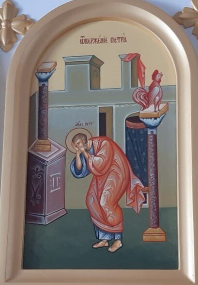 Икона "Отречение Петра"  из иконостаса придела преподобного Серафима Саровского. Храм Успения Пресвятой Богородицы "за верхом" г. Калуга. На иконе запечатлен тот самый миг, когда трижды отрекшись от Христа, Петр слышит пение петуха и заливается слезами раскаяния. 