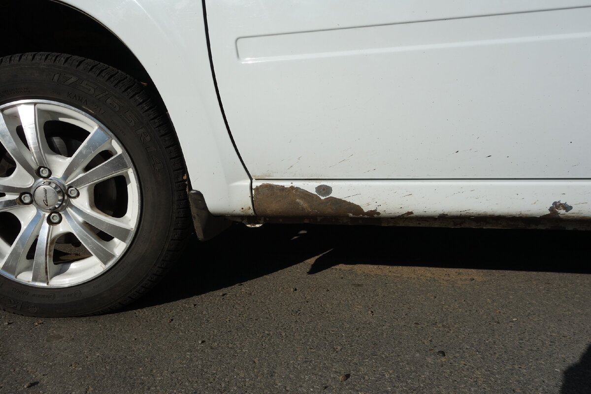 На фото Лада Гранта с характерным отпескоструенным порогом.