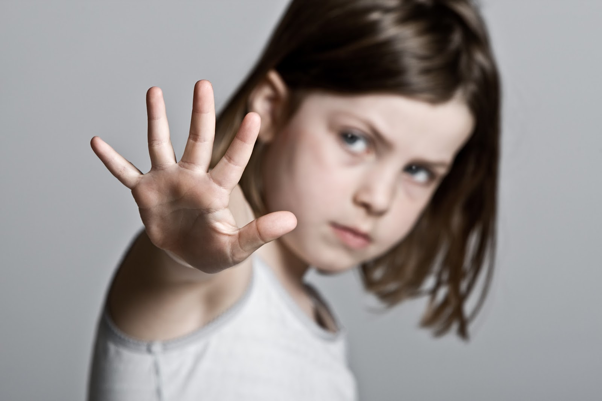 Девочка делающая пасс рукой