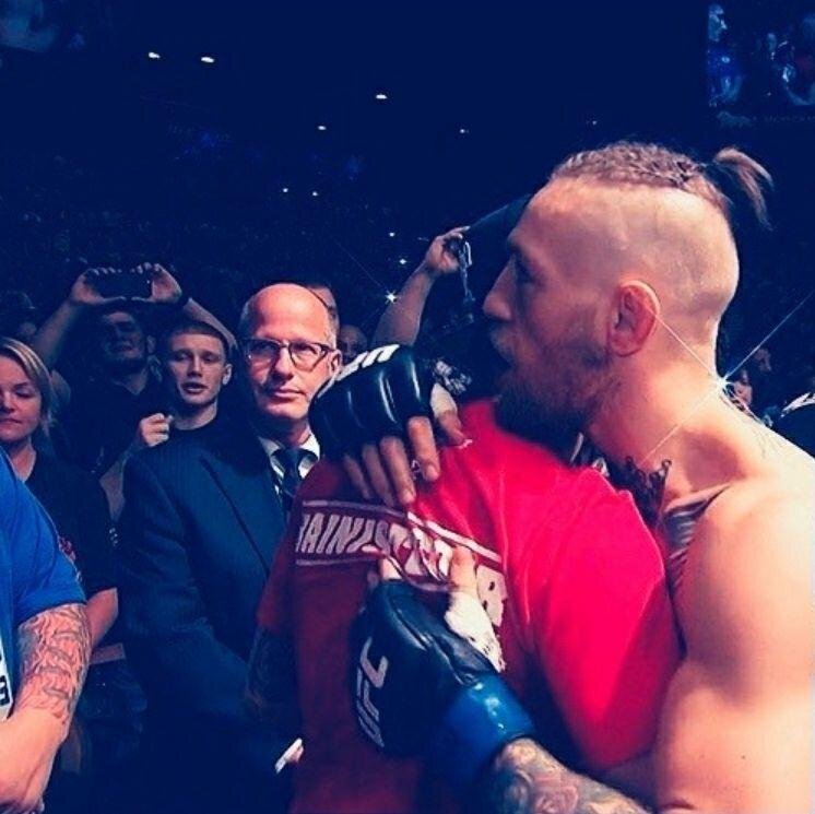 Хабиб фотографирует Конора с трибун после его победы на UFC 178. 