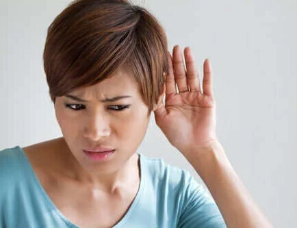 Кохлеарный имплантат рекомендуется людям с серьезной потерей слуха.