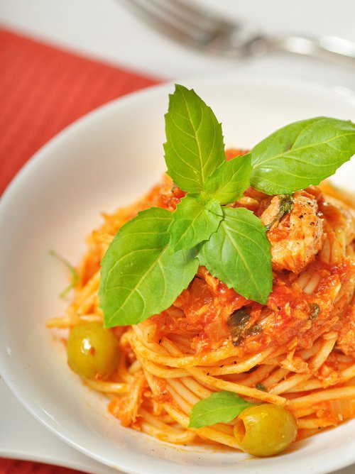 Ингредиенты:                                                                                                                                                                    спагетти 250 г (или другая паста по желанию)
тунец (консервированный) 160 г
лук репчатый 1 шт
чеснок 1 зубчик
помидоры 4 средних шт (или косервированные в с/с)
консервированные оливки (по желанию) 80 г
сушеный перец пеперончино (по желанию) 1 шт
томатный соус 1 ст.л.
зелень базилика (можно заменить петрушкой)
оливковое или рафинированное подсолнечное масло для жарки
соль
свежемолотый перец