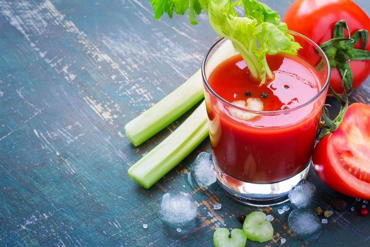 Сельдерей и томатный сок - вкусно и полезно для сердца.