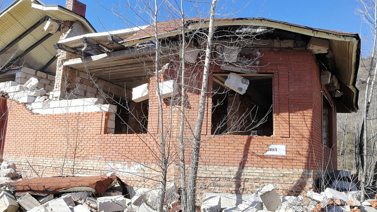 Обрушение двухэтажного дома