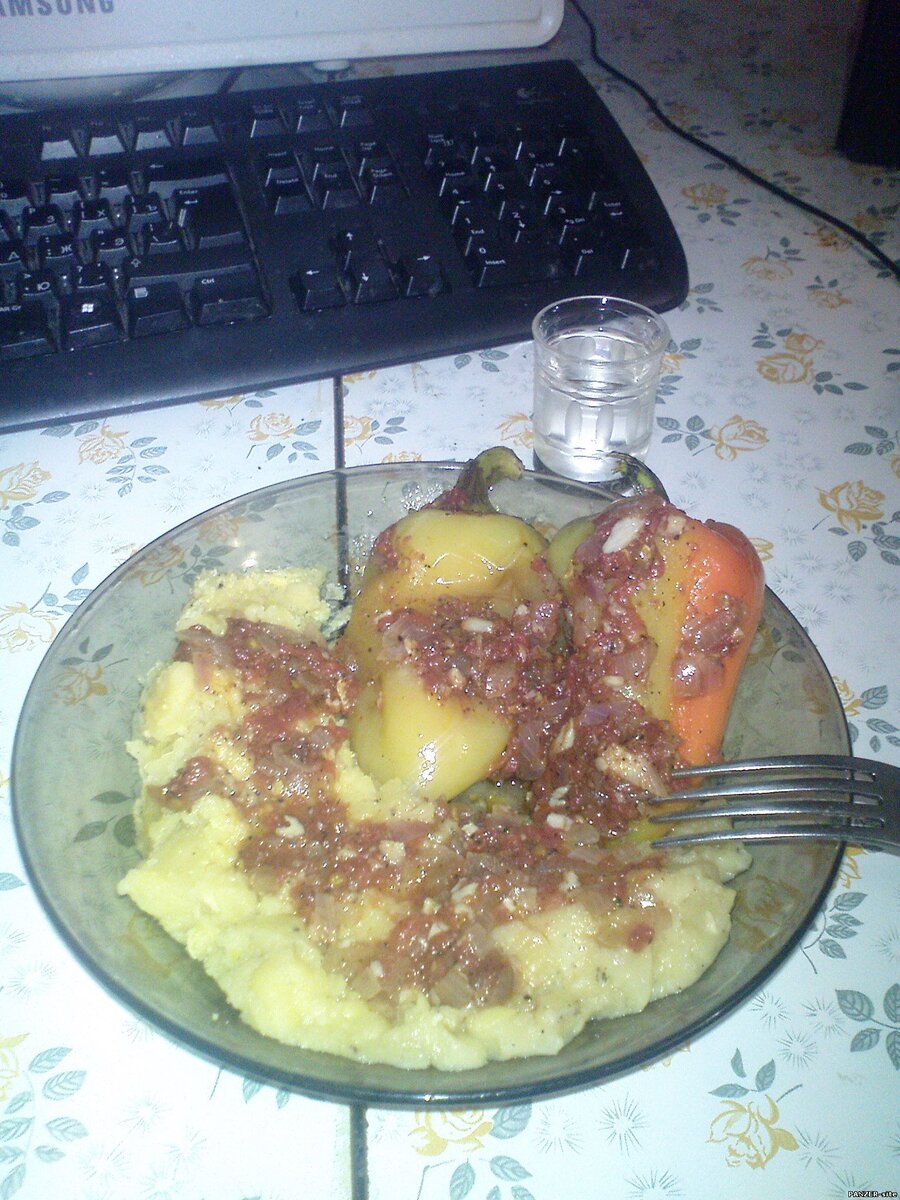 С  удивлением узнал совсем недавно, что есть люди, которые ни разу не  едали жаренный болгарский перец. Мне-то это блюдо известно с самого  детства, летом мама часто его готовила, может несколько не так как я, но  в целом идея все та же.
 Списать это незнание могу только на удаленность места проживания от  наших южных широт в целом и от Болгарии в частности. Хотя, дело,  наверное, не в самой Болгарии, а в том, что в наших краях живет  множество национальностей, причем не просто семьями, а реально города и  районы. Вот те же болгары живут в Болграде и Болградском районе.
 Сейчас много разговоров о том, что в тоталитарном совке всячески гнобили  все нации, насаждая русскую культуру, так вот, хочется взять этих  горлопанов и притащить вот в такой вот Болград, и показать как живут  угнетенные нации. А живут они так же, как и в Болгарии, сохранив язык,  культуру, обычаи и национальную кухню.
 Сам я в Болграде не был, но вот знакомых болгар достаточно много. Нация  хитрая и жадная, впрочем, они этого и не скрывают, говоря, что когда  родился первый болгарин, заплакали евреи. Правда, справедливости ради,  хохлы о себе так же говорят, поэтому у болгар в этой поговорке  фигурируют то евреи, то хохлы.
 Ясное дело, в первую очередь болгарская кухня известна своей овечьей  брынзой, сам такую покупаю, привозят ее, правда не из Болгада, а из  Татарбунар, но сути дела это не меняет. Помнится, строил я базу отдыха  «Солнечная» в Затоке, и была в моем подчинении бригада  болгар-кровельщиков. В принципе, проблем с ними не было. Кстати, сразу  оговорюсь, болгары, даже из Болграда, между собой общаются именно  по-болгарски, украинский язык знают плохо, на межнациональном уровне  используют русский, но акцент очень хорошо чувствуется. Болгарский язык  тоже, конечно, славянский, но на слух его один хрен не понимаешь, да и  говорят они как-то пришептывая, может еще и это сказывается, и так же  они говорят по-русски. Так вот. Съездили мои кровельщики домой, ну и  вернувшись, позвали меня на угощение. Нарезали брынзы, болгарского  перца, налили вина. Я домашнего вина в свое время выпил просто немеряно,  ибо в молодости это был самый доступный алкоголь, а продавалось  домашнее вино у нас на каждом углу, но это… Мне приходилось буквально  проталкивать его брынзой по пищеводу. Тяжелое. Не знаю в чем там  причина, хотя и есть пару версий, но свои догадки я оставлю при себе.  Тяжелое и вставлючее – два стакана и ног под собой уже не чувствуешь.  Ну, на следующий день я у ихнего бригадира и спрашиваю:
 - А, что, хорошего вина у вас нету?
 - Есть, почему же, - отвечает он, - только то вино, мы пьем дома, в семье, а это для того чтобы не жалко было.
 То есть они просто жалеют хорошего вина даже для себя. Не понимаю.  Можете возразить, что это, мол, частный случай. Возможно. Но я с таким  сталкивался не раз уже в компаниях с другими болгарами.
 Конечно, не все они такие. Был у меня водитель вилочного погрузчика, так  тот и сейчас при каждой встрече зовет куда-нибудь, абы напоить меня, а  пьет он водку стаканами, потому я обычно съезжаю с базара, подозреваю  чем это может закончиться.
 Но это я отвлекся.
 Разговор-то не о болгарах, а об их кухне, а точнее, о конкретном блюде – Перец болгарский, жаренный.
 Так вот, для приготовления данной снеди нам понадобится:
 Перец сладкий, он же болгарский – столько, сколько нужно,  мне хватило 6 штук. Одно уточнение, желательно, чтобы плодоножка  присутствовала, и чем длиннее, тем лучше.
 Чеснок – тут по вкусу, мне хватило 6 небольших зубочков.
 Лук репчатый – 1-2 штуки.
 Уксус, соль, перец черный молотый.
 По желанию можно еще и всяческого силоса добавить. Я не стал… забыл :)