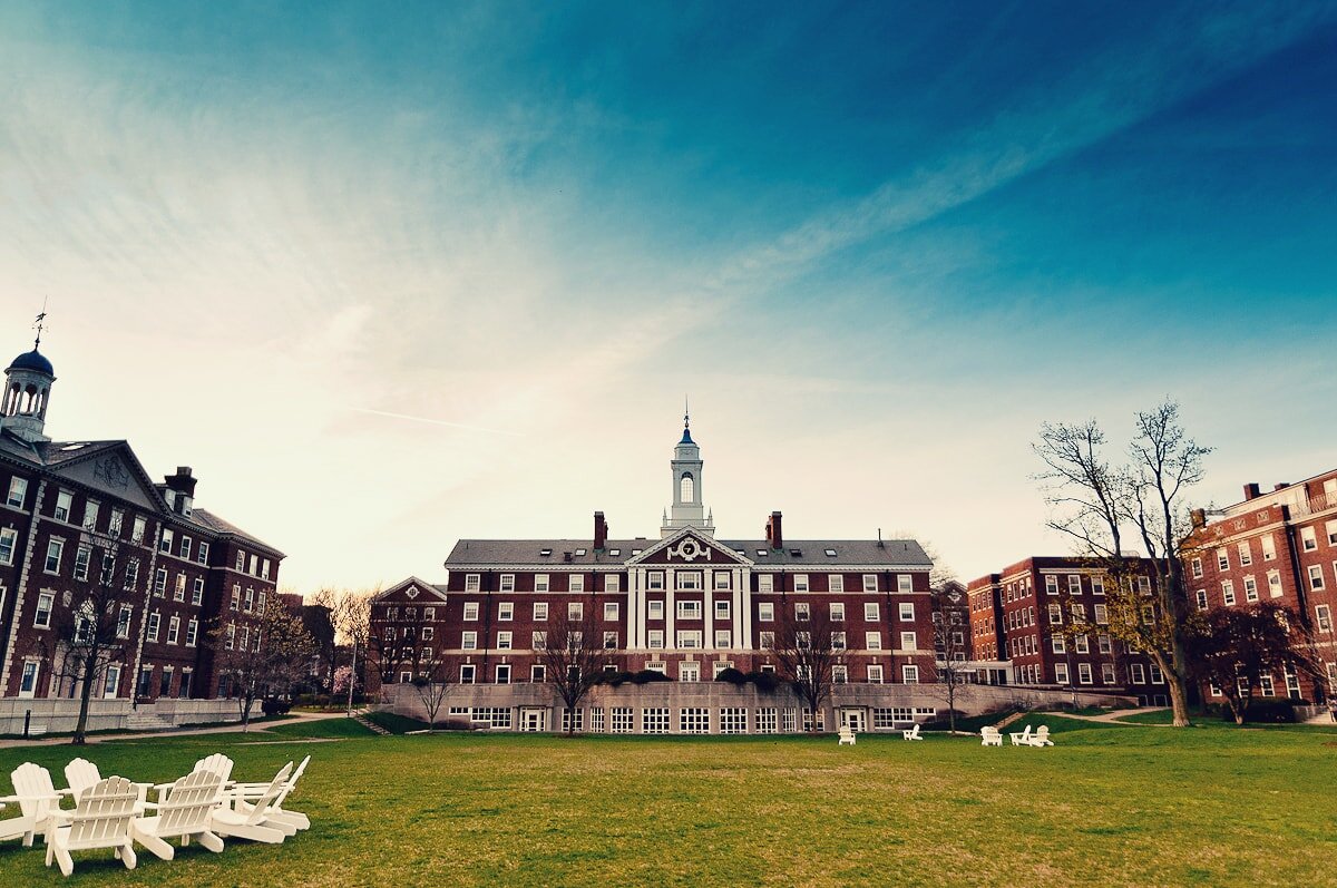 Гарвардский университет. Многие выпускники  ШМТБ поступают сюда 