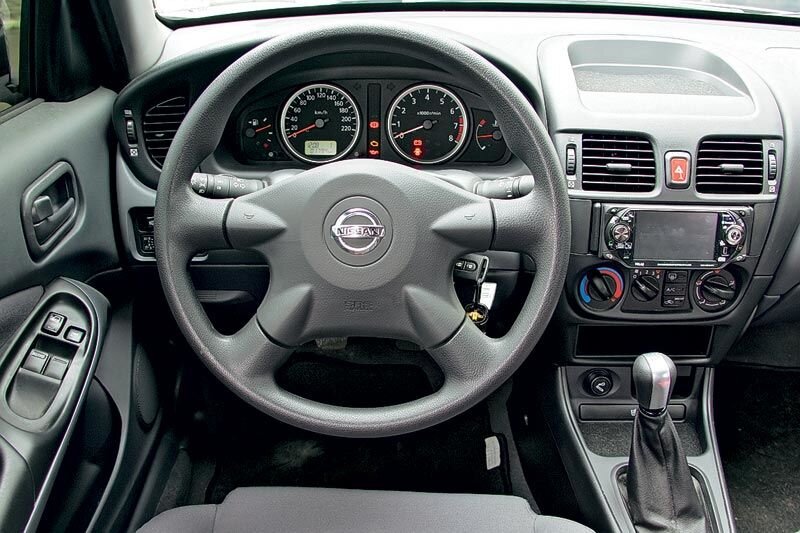 Nissan almera 1. Ниссан альмера 2 n16. Nissan almera n16 2002. Альмера n16 салон. Almera n16 салон.
