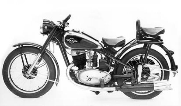 После Великой Отечественной войны в истории мотоциклов Иж начался новый этап, было организовано массовое производство мотоциклов. Из Германии была привезена техническая документация ДКВ НЦ-350. Почти полная его копия выпускалась на предприятии под маркой Иж-350. А после доработки и модернизации ( в конструкции были использованы технические новинки – телескопическая передняя вилка и задние гидравлические амортизаторы) он стал называться Иж — 49. Он получился надежным и удобным в эксплуатации. За ним в 1956 последовала очень удачный Иж — 56 с трубчатой рамой. Всего было выпущено около 680 тысяч экземпляров, в том числе с боковым прицепом.