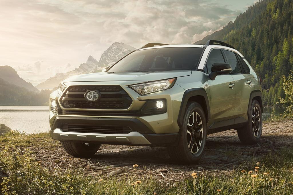 Новый Toyota RAV4 2019: радикальные изменения На автосалоне в Нью-Йорке 2018 прошла премьера кроссовера Toyota RAV4 5-го поколения — одной из важнейших моделей в линейке японского производителя, генерирующей огромные объемы продаж на многих мировых рынках, включая США и Россию. И тем удивительнее, что в компании решились на радикальную смену имиджа своего кроссоверного бестселлера, превратив новый кузов Тойота РАВ 4 2019 (фото и цена) из лощеного паркетника с легковым дизайном в брутальный вседорожник с угловатым оформлением экстерьера. Европейская презентация модели прошла осенью на автошоу в Париже. В источнике есть цены.