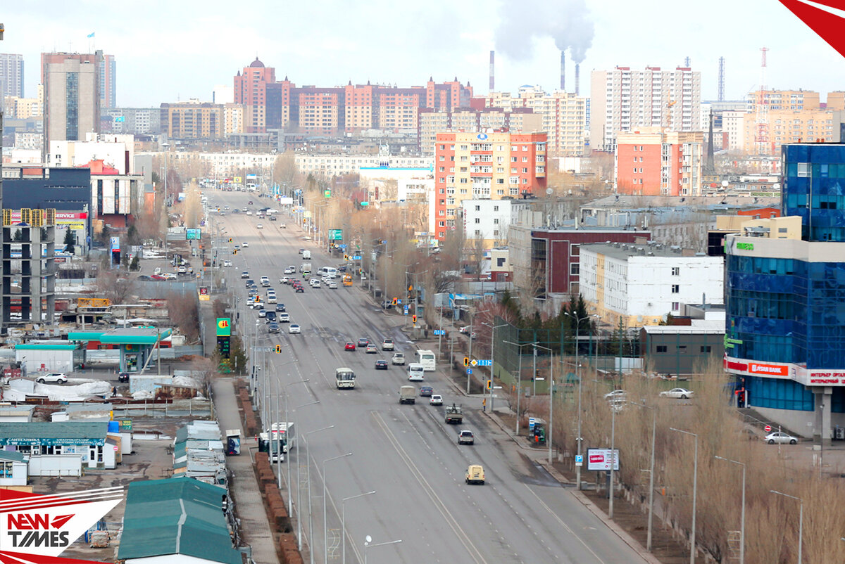 Толпы спешащих по делам людей на улицах Нур-Султана уже нет. Машин на дорогах меньше. 
