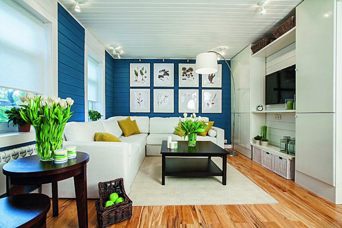 Окна в гостиной закрыли элегантными рулонными шторами с цепочечными механизмами. 