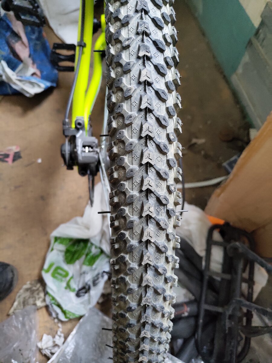 стандартный протектор горного велосипеда - умеренный грязевой протектор. На асфальте шумит и не накатистый.