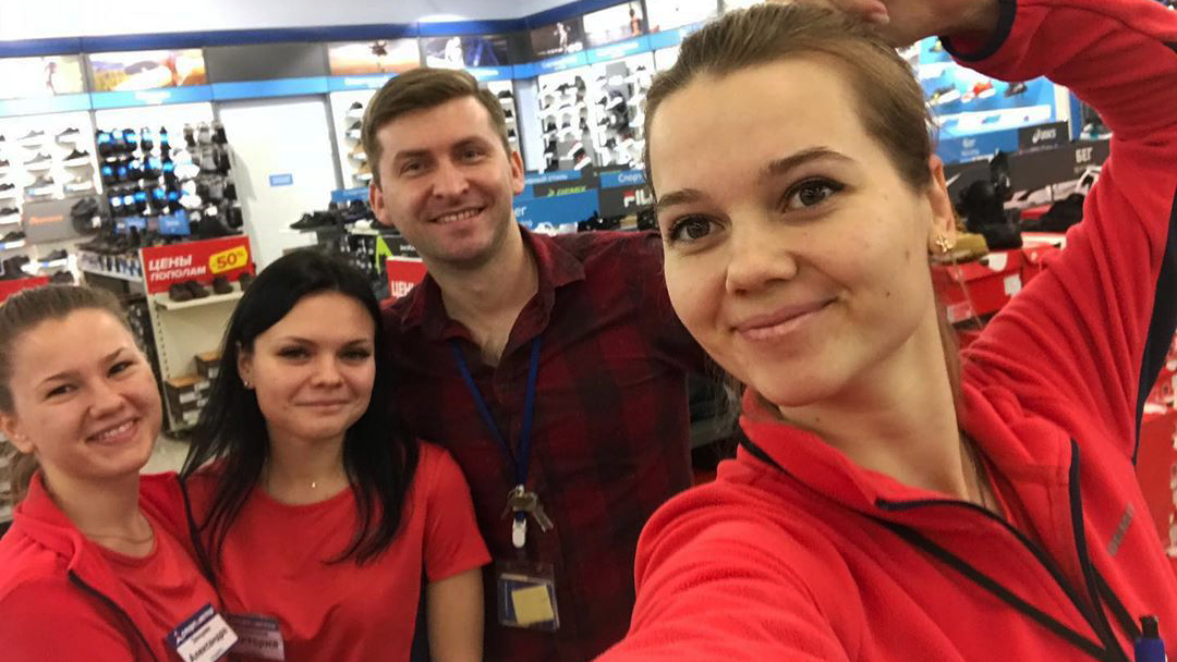 Сотрудники спортмастера москва. ТРЦ Рио Связной.