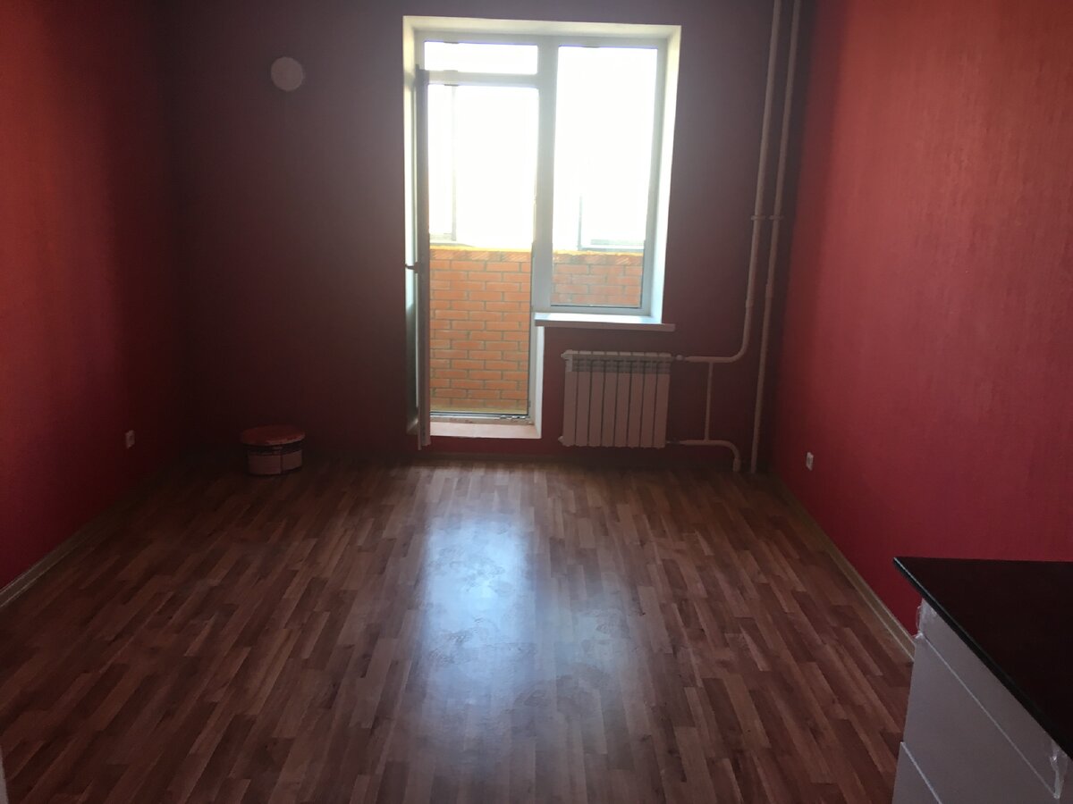  Это, я считаю, первое и главное правило, которого необходимо придерживаться при проектировании всех элементов современной квартиры, даже в ущерб всему остальному, не просто так я поставил его на первое место. При чем с каждым годом именно этот критерий становится все более актуальным. Трудно представить, но раньше, несколько десятилетий назад, об экологичности квартиры можно было бы практически не задумываться.

Быстрое же развитие технологий и материалов, при несовершенстве норм и правил их использования, ведет к ужасным последствиям. Вы можете плохо спать, у вас может постоянно болеть спина или голова, беспричинно начнете терять или набирать вес, так же здоровье можно утратить без явно заметных внешних проявлений и все это в результате ошибок при проектировании квартиры, выборе используемых материалов или оборудования.