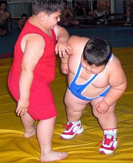 В  понимании некоторых людей здоровый ребенок должен быть пухленьким.  Большого внимания излишкам веса не придается: считается, что когда  ребенок вырастет-вытянется, жир сам «уйдет». На деле бывает совсем не  так. 
 