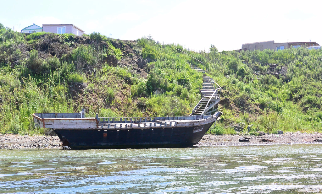 Суда северокорейских рыбаков разбросаны по всему побережью...  