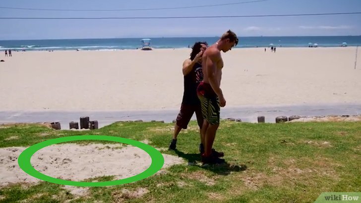    3  Делайте сальто на подходящей поверхности. Учась  делать сальто назад, выбирайте подходящую для прыжков поверхность. Чтобы  прыжок получился, поверхность должна амортизировать или хотя бы быть  мягкой. 