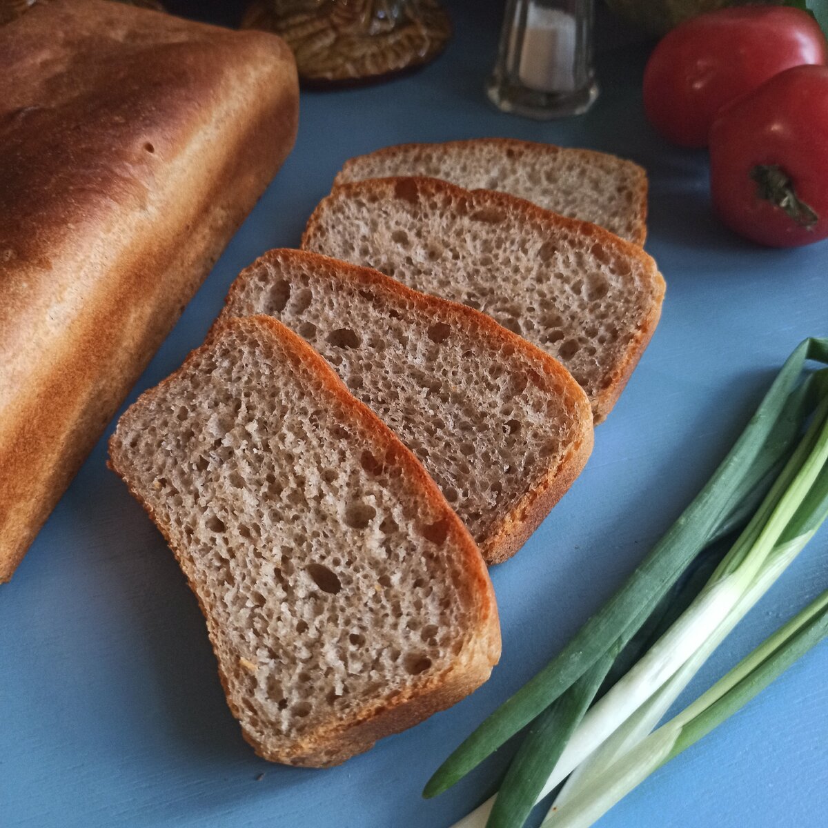 Черный хлеб простейшие рецепты. Хлеб. Серый хлеб. Ржаной хлеб серый. Буханка серого хлеба.