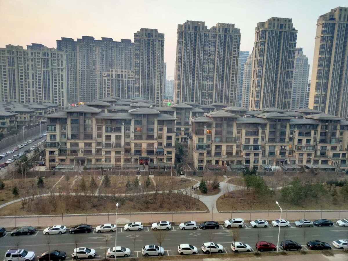 Вид ночью намного лучше, т.к. Весь город начинает сверкать огнями. 