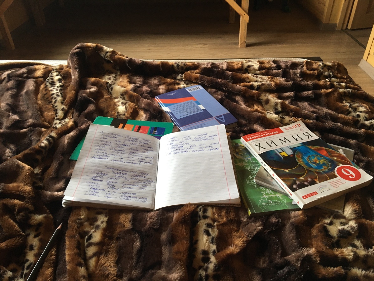 Я всё время учусь, сидя на кровати, так как нужно ещё много записывать в тетрадке.