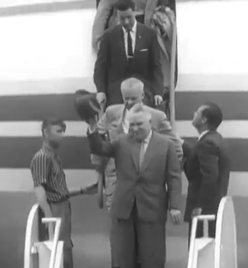 Сначала лестница, потом трап)