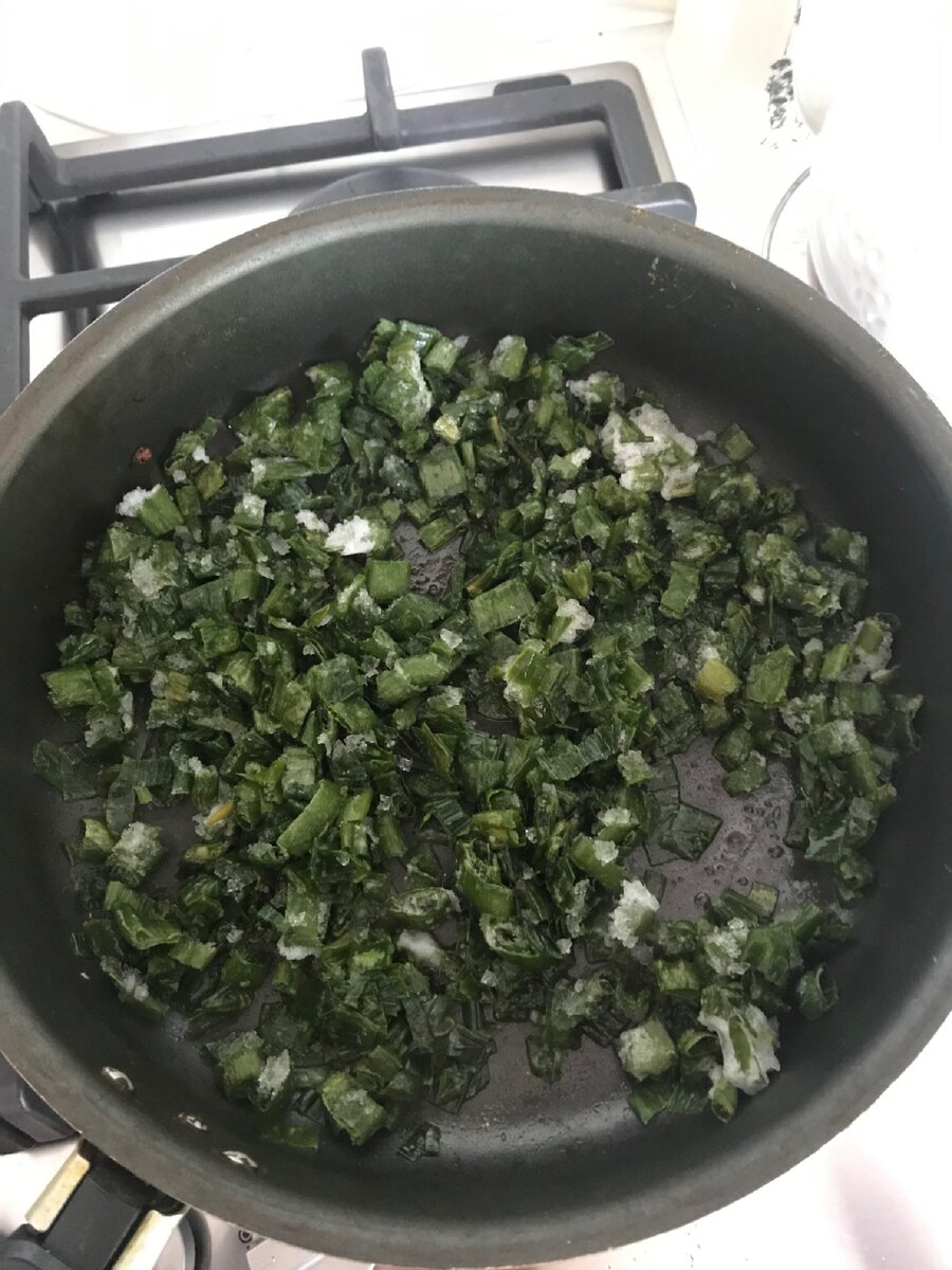 Готовим начинку: лук пассирую на сковороде.