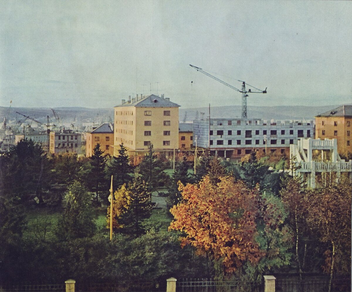Кирова 60 мурманск. Сквер на улице Ленинградская Мурманск. Мурманск 1965. Сквер на ул. Ленинградской 1933 г. Мурманск. Мурманск 60
