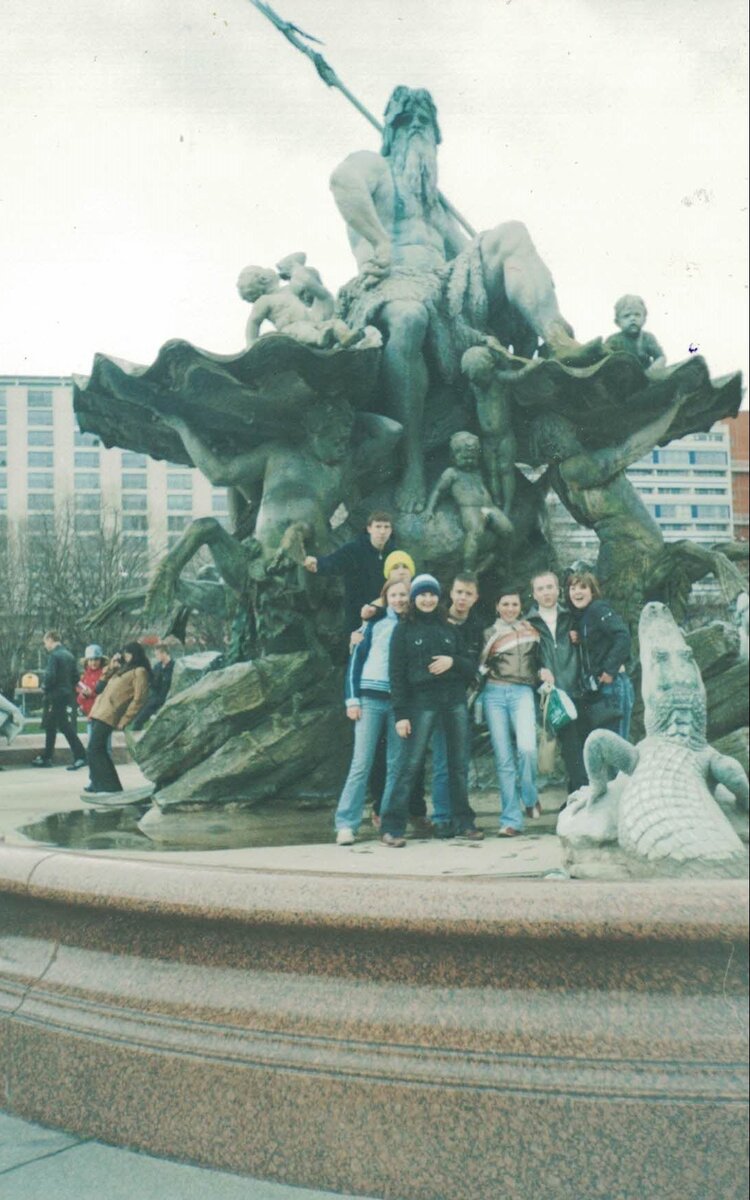 Наша команда на фоне Neptunbrunnen (слева направо): Леха Маринич, Ксюха, я, Лерка, Женька Мартьянов, Элинка, Саня Моисеев и Лилька. Фотограф Женька Блинова.