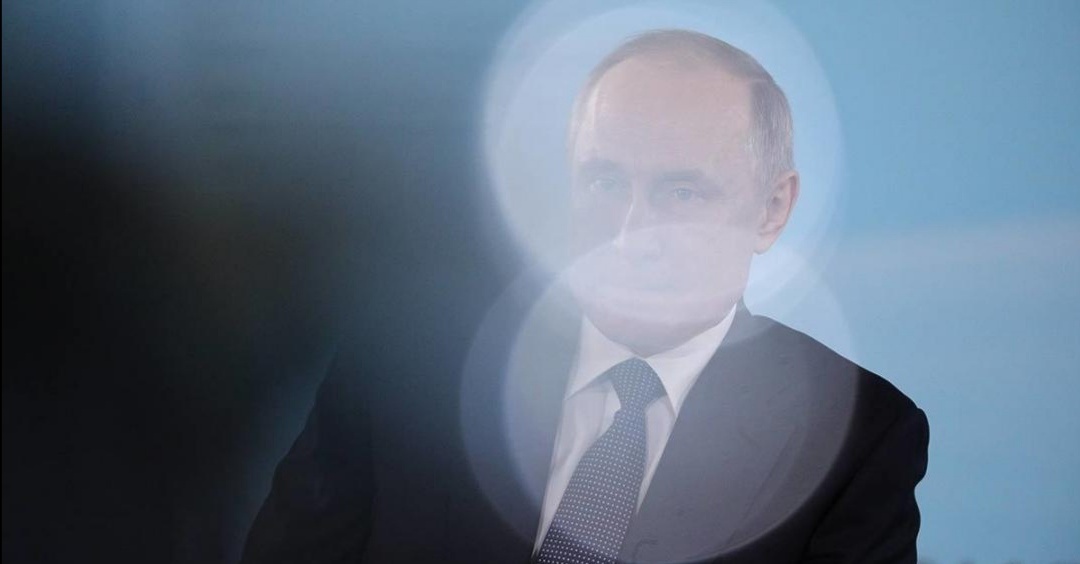 
Пока на фронте борьбы с невидимым маленьким злодеем наступило относительное затишье, в том смысле что большие «шишки» и маленькие «бугорки» политической системы Государства Российского перестали фонтанировать гениальнейшими альтернативно-креативными решениями, а только усугубляют и углубляют уже принятые ранее, есть трохи времени что бы искренне пожалеть Президента Всея Руси В. Путина. И, увы, для проявления чисто человеческого сочувствия к человеку, который еще для многих россиян продолжает оставаться главной Надежей и Опорой имеются весьма веские основания. Потому как когда человек видит, что все его многолетние усилия по сохранению целостности Матушки-России накрываются «медным тазом», но не имеет ни воли, ни решимости, да и, по всей вероятности, и возможности развернуть процессы разрушения государственности взад-назад, то это действительно трагедия. Причем из разряда трагедий «маленького человека» на плечи которого, волей случая, свалилась неподъемная ноша, и которую он абсолютно честно и по мере сил старался нести, все более ослабевая. И в конце концов и так не шибко великие силы стали окончательно настолько слабыми, что пора впадать в отчаяние.

Ежели быть более конкретным, то утвердив свою пятую точку, с подачи бывшего вечно бухого Отца Российского народа Б. Ельцина нонешний Верховный Правитель Государства Российского В. Путин вовсе не прекратил, как многие еще верят, развал государственности Отечества запущенный его предшественником, а только перевел сей процесс из обвального пикирования в пологий штопор. То бишь сам процесс стирания России с карты Мира вслед за СССР был слегка приторможен, но никуда не делся. Причем, по многим причинам, кои были заложены в саму государственность современной России изначально, и от «хотелок» Гаранта Российской Конституции никак не зависят. Назову только основные. Во-первых, потому как нравиться это кому или нет, но Матушка-Россия. даже в существенно урезанном виде по своему устройству продолжает оставаться Империей. А подобные образования без жесткой централизованной власти долго существовать не в состоянии. Однако построить реальную вертикаль власти опосля того как регионы с подачи Б. Ельцина «взяли суверенитета сколько смогли проглотить» у главного раба на Российской галере, за все 20 лет нахождения на высшей государственной должности Отечества так и не получилось. И понятно почему. Для построения такой вертикали в первую очередь нужна официальная Государственная Идеология, коя является тем самым становым хребтом, который служит критерием для кадровой политики. А она в соответствии в Основным Законом России, причем как бывшего, так и видоизмененного находится под запретом.

Во-вторых, практически вся действующая элита Отечества в свое время лихо поучаствовавшая в развале СССР заточена на то что бы «не чучелом так тушкой» стать частью Западного Мира. Причем вне зависимости от своих декларированных политических предпочтений. То есть пресловутая «пятая колонна» это не только пресловутый А. Навальный и иже с ним, но и большие дяденьки и тетеньки, засевшие в Кремле и других административных зданиях. Между ними и так называемой «либеральной оппозицией» имеются только тактические противоречия, вызванные желанием последних пробиться к государственной кормушке и самим возглавить процесс. А вот никаких стратегических противоречий по присоединению России в том или ином виде к Западному Миру, между теми и другими не наблюдается. Более того и сам Президент Всея Руси В. Путин время от времени озвучивает свою главную цель: - «создание единого экономического пространства от Лиссабона до Камчатки». При этом кокетливо умалчивая о том. где в этом случае будет находится центр принятия решений такого объединения. Следовательно, и для тех и других Россия и люди, проживающие в ней это всего лишь средство для достижения поставленных перед собой целей, а сама по себе наша необъятная Родина для них никакого интереса не представляет.

В-третьих, основной опорной базой для осуществления своих властных полномочий у Великого Кормчего В. Путина, как была изначально, так и остается поныне это класс капиталистов. Причем крупных. Коих принято называть олигархами. Ну и, в первую очередь «семья» которая привела его на вершину политической пирамиды и перед которой В. Путин в неоплатном долгу. И лояльность и тех, и других приходится покупать «раздачей слонов и материализацией духов». То бишь приватизируя в их пользу то что еще осталось от проклятого советского тоталитарного прошлого. Ровно поэтому по Государству Российскому за 20 лет нахождения у власти действующего главы нашей Могучей Мировой Державы прокатилась волна «оптимизации», охватившей все что только было можно. От правоохранительной системы до здравоохранения и образования. Ну и в-четвертых опереться на российский народ В. Путин не может, поскольку большинство простого люда Отечества имеют политические предпочтения красного сектора. То есть изначально, по духу враждебны утвердившейся в Матушке-России политической системы, которую В. Путин обязан сохранять.


3 октября 2018г., когда о наличии опасного микроба еще никто не подозревал, поставив свою подпись под так называемой «пенсионной реформой» В. Путин не только совершил изощренное политическое самоубийство, но и лично запустил новый процесс Смуты в Отечестве. Так как нарушил обязательства государства в отношении своих граждан и тем самым окончательно разорвал «пуповину», которая еще хоть кое-как, но связывала власть с народом. Ну а разнообразные события начавшегося 2020г. процесс разрушения государственности России, благодаря зело неуклюжим решениям принятыми властью только активизировали. Ну и специально для зело ретивых сторонников идеи: - «Не можешь – уходи» придется разъяснить, что В. Путин действительно уйти со своего поста не может. Если он это сделает, то Россия исчезнет с карты Мира очень быстро. А вот пока он остается на своем месте есть надежда на то, что страны Запада накроются трохи раньше, и нашим элитам просто некому будет слить Россию, по причине отсутствия на нее спроса. И, это, увы все, что может сегодня сделать для страны Президент Всея Руси В. Путин.


