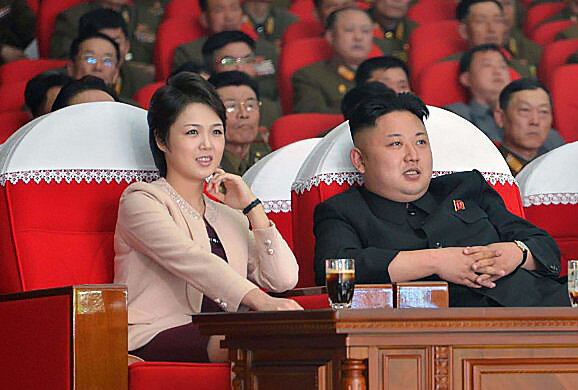 Вы можете представить, как эта милая девушка наблюдает за жуткой казнью? Фото: segodnya.ua