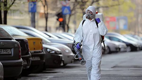 Муниципальные работники во время дезинфекции улиц в Бухаресте, Румыния. Архивное фото