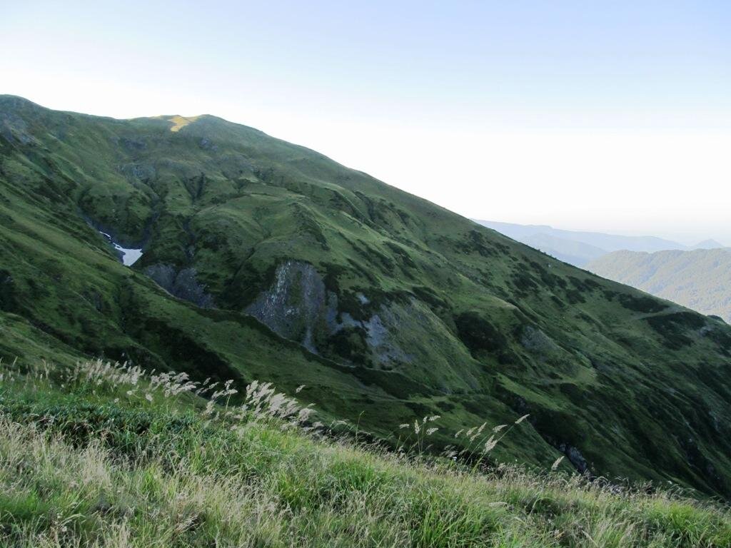 На подьеме от перевала Куламба до перевала Ахсырхва. Подьем идет прямо по гребню.
