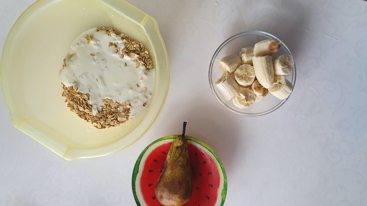 Овсяные хлопья, кефир,  груша, банан и тростниковый сахар (или обычный белый сахар)