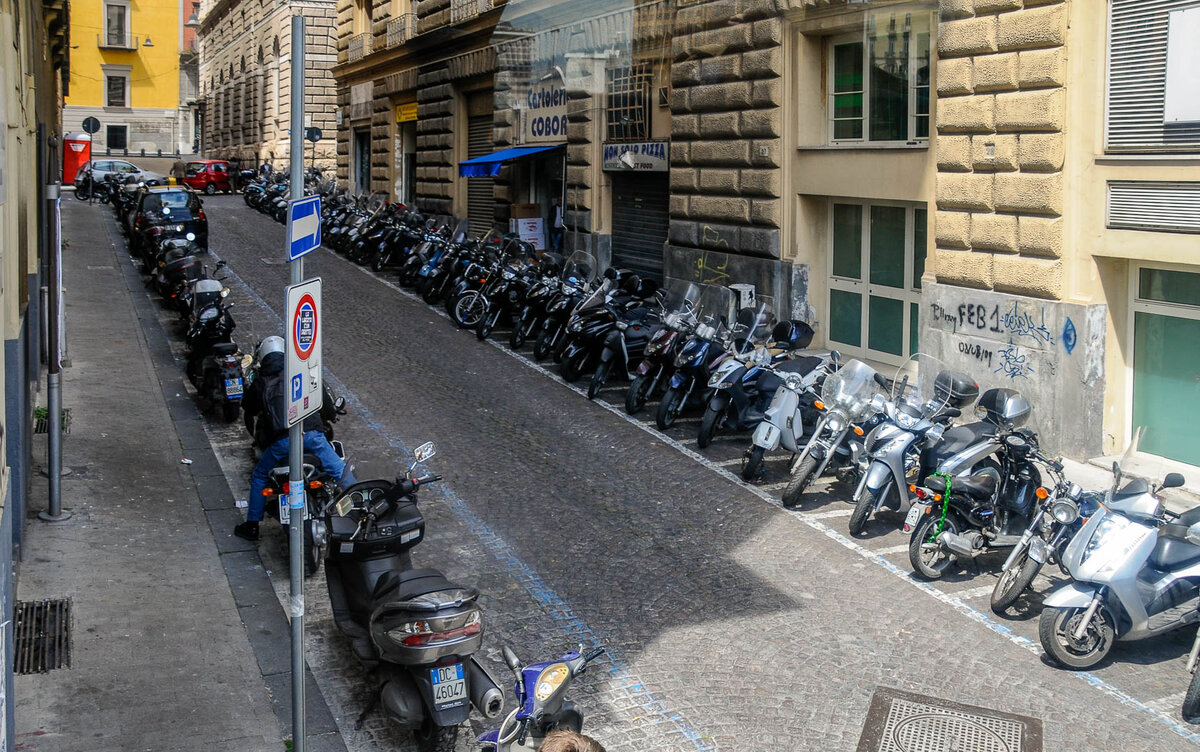 Парковка мототехники в Риме (фото автора)