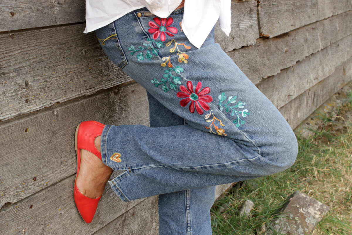 Джинсы с вышивкой. /Фото: chicenvelopements.files.wordpress.com