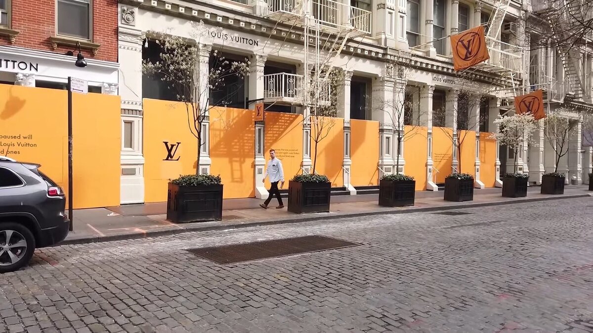 Louis Vuitton в Нью-Йорке ( всё заколочено)