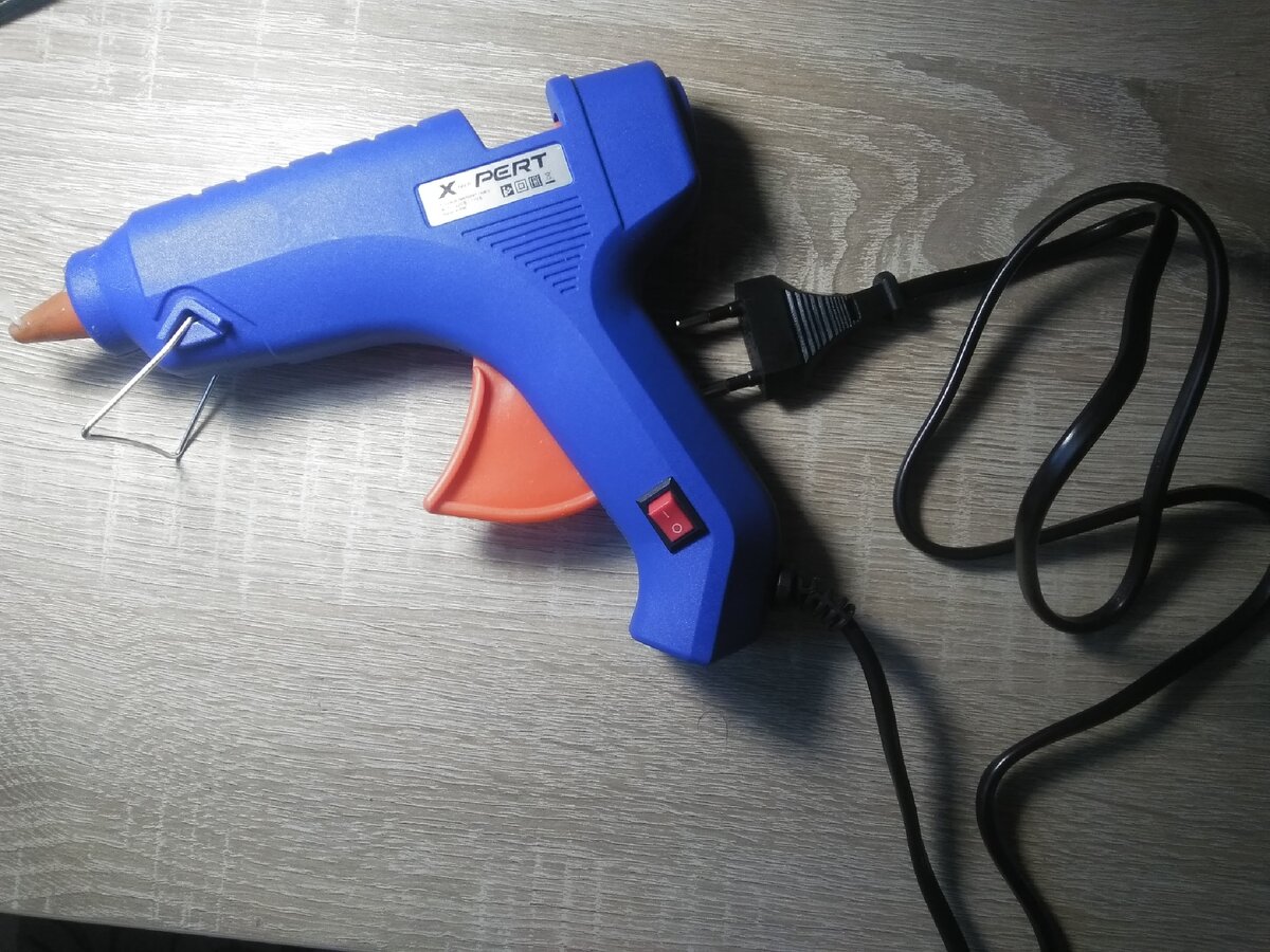 Клеевой пистолет. Личное фото.