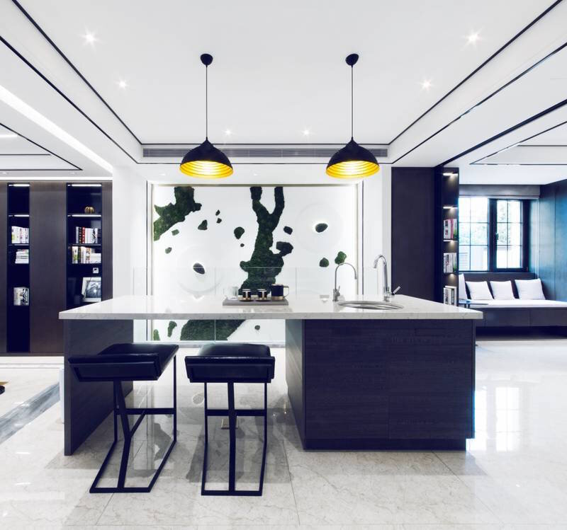 Четкость линий и акцентная зеленая стена