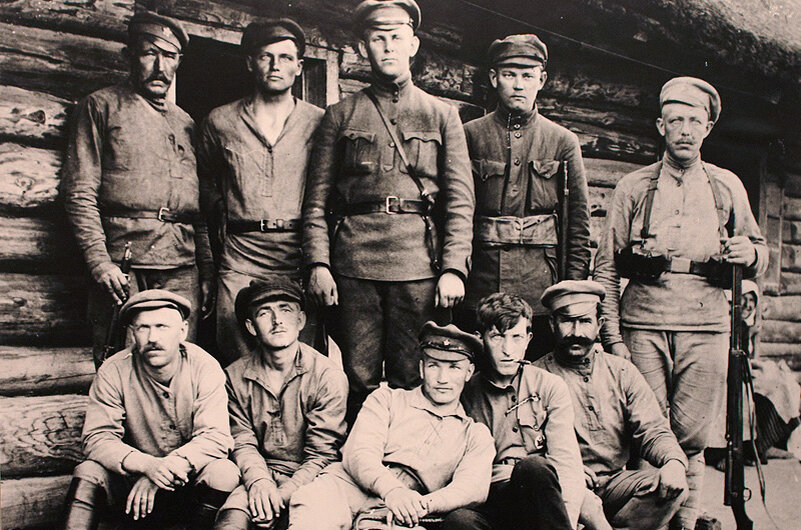 
 В 1914 году, накануне Первой мировой, в Прибалтике началась всеобщая мобилизация. Латышей отправляли на охрану Усть-Двинской крепости близ Риги, на Галицкий фронт и в Восточную Пруссию.