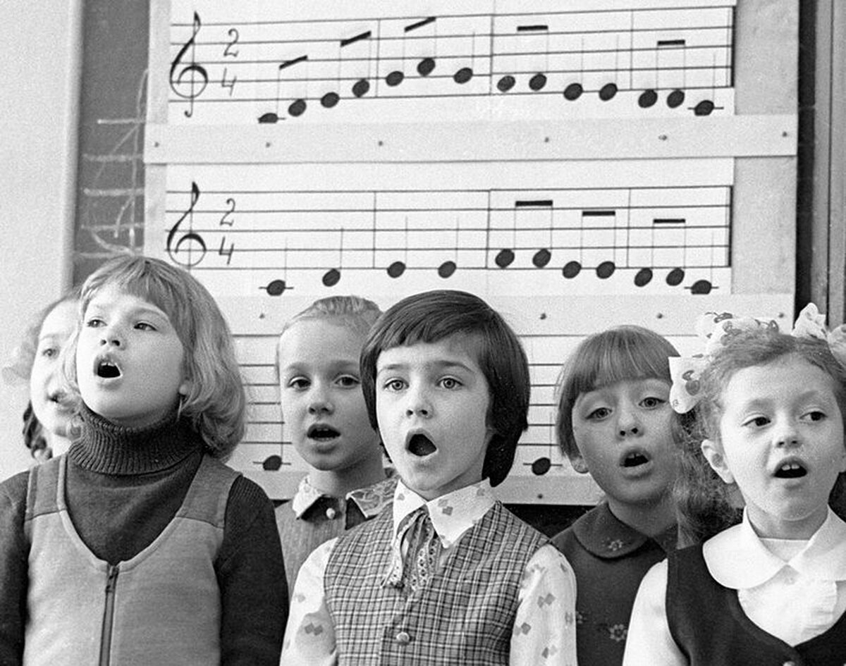 Пять петь. Дети поют. Дети поют в школе. Дети в музыкальной школе. Детское хоровое пение.