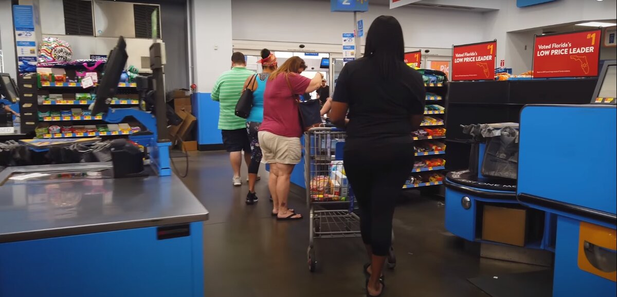 Супермаркет в США. Женщины стоят на кассе.